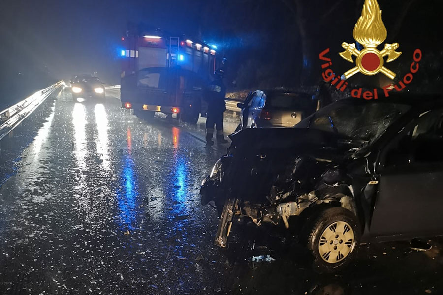 Maltempo, scontro frontale tra auto: due feriti