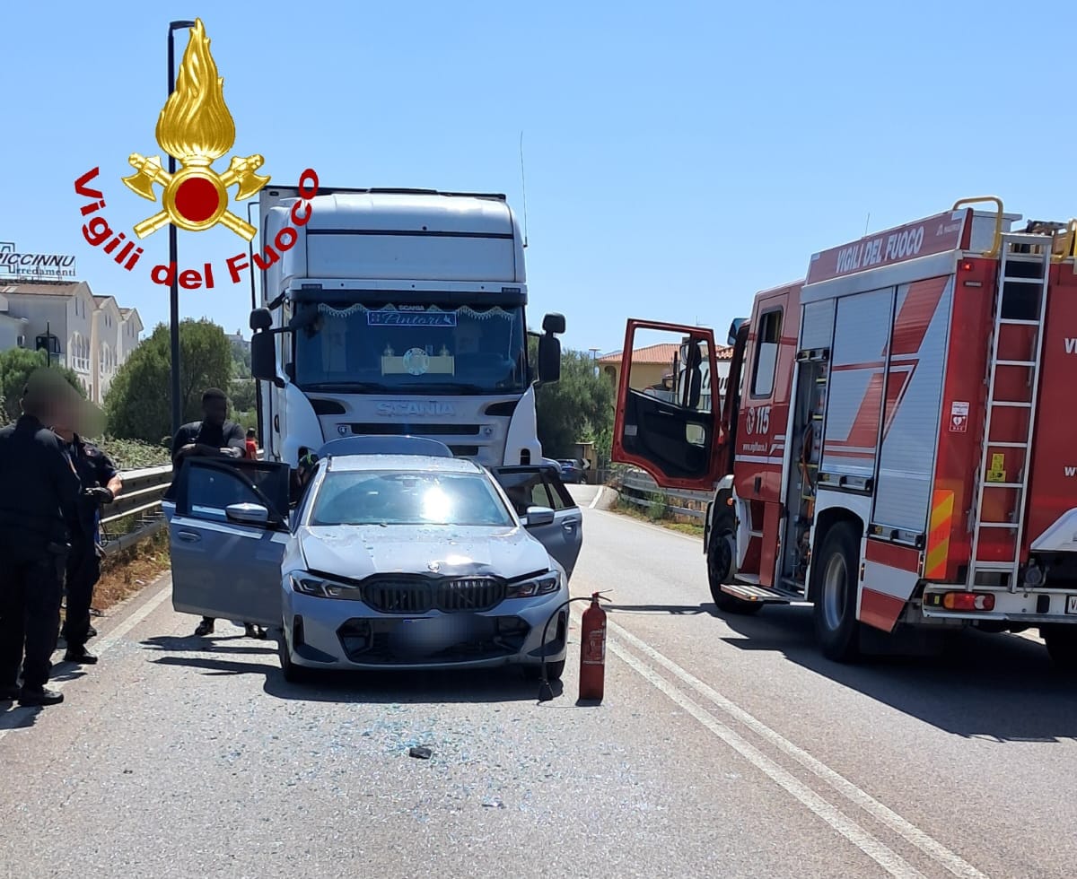 Scontro tra tre autovetture e un autoarticolato: cinque feriti