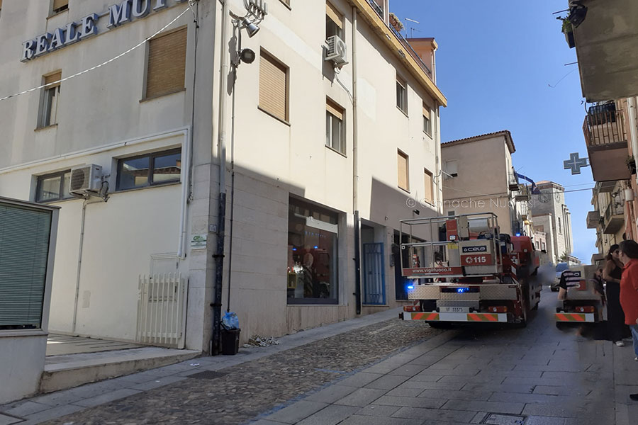 A Nuoro “piovono” calcinacci in pieno centro storico