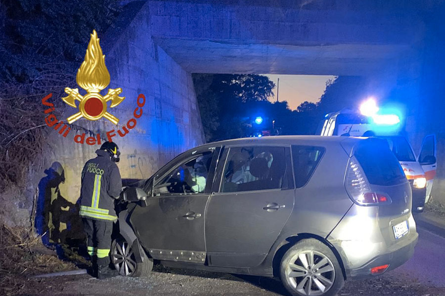 Macomer. Perdono il controllo dell’auto e finiscono contro il muro di un cavalcavia: 5 ragazzi in ospedale