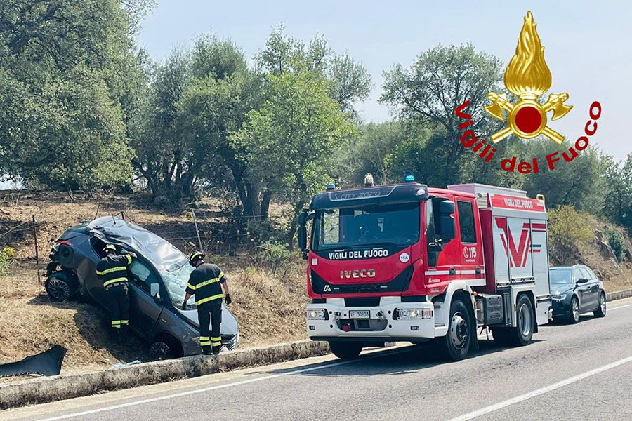 Auto fuori controllo esce di strada: due feriti