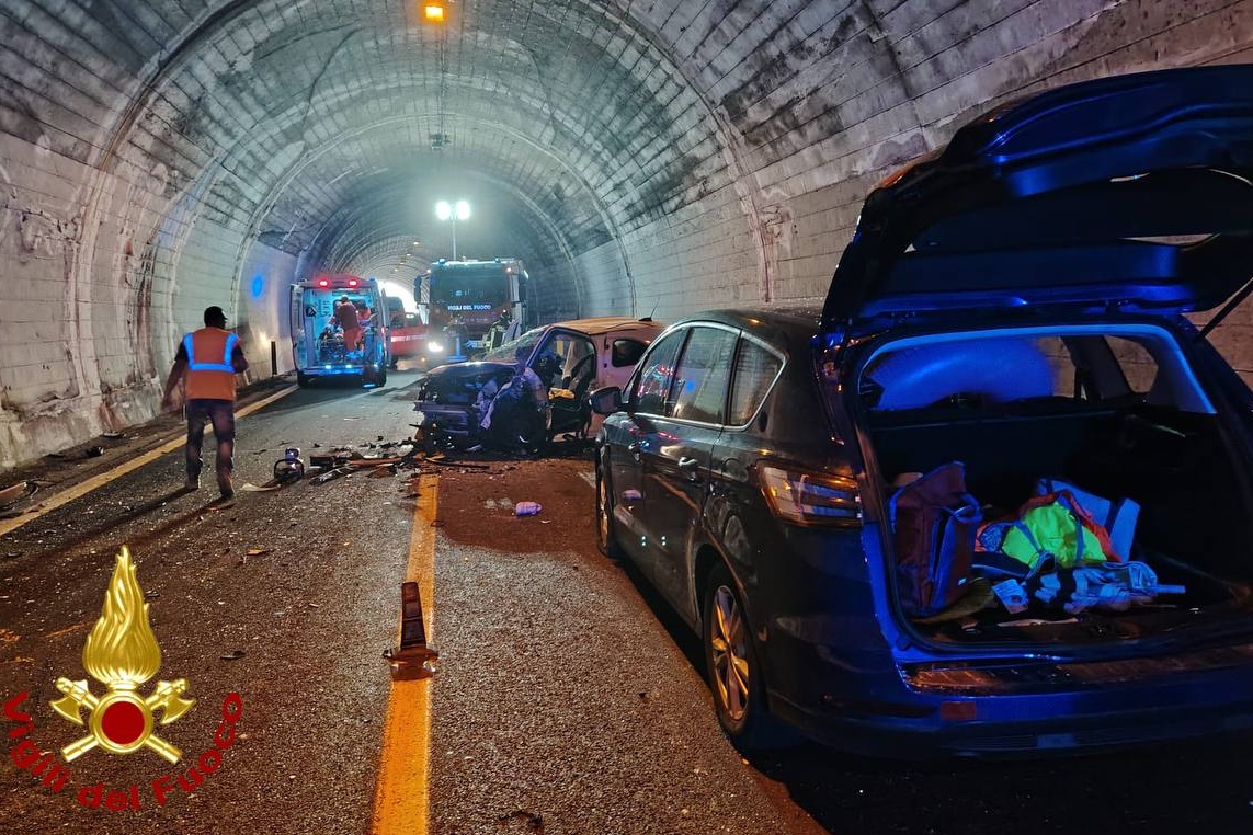 Scontro frontale in galleria a Siniscola: 3 feriti di cui, grave, un giovane di Orune