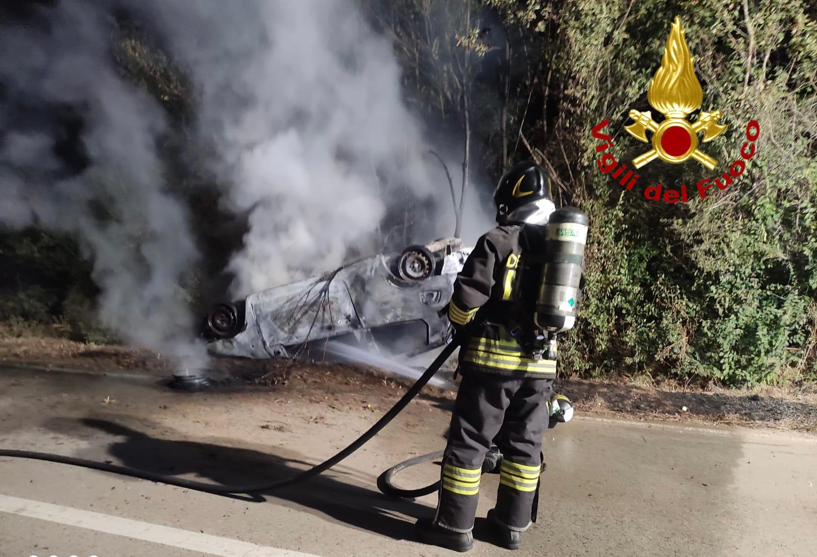 Esce di strada, l’auto si ribalta più volte e prende fuoco: sparito il conducente