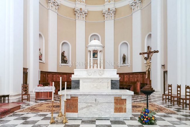 L'altare della cattedrale di Nuoro (foto S.Novellu)