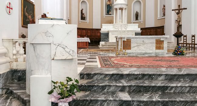 I nuovi ambone e mensa della cattedrale di Nuoro (foto S.Novellu)