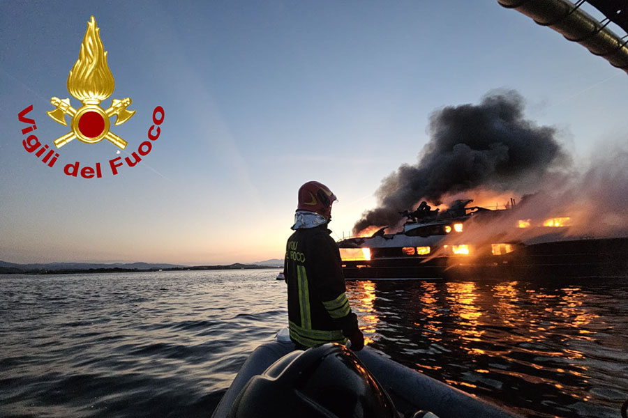 Paura nel golfo di Olbia per uno yacht andato a fuoco – VIDEO