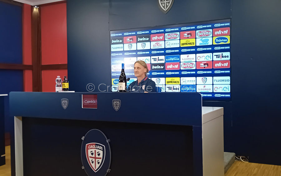 Nicola presenta Lecce-Cagliari: “Il mercato non ci distrae, curioso di vedere come saremo in trasferta”