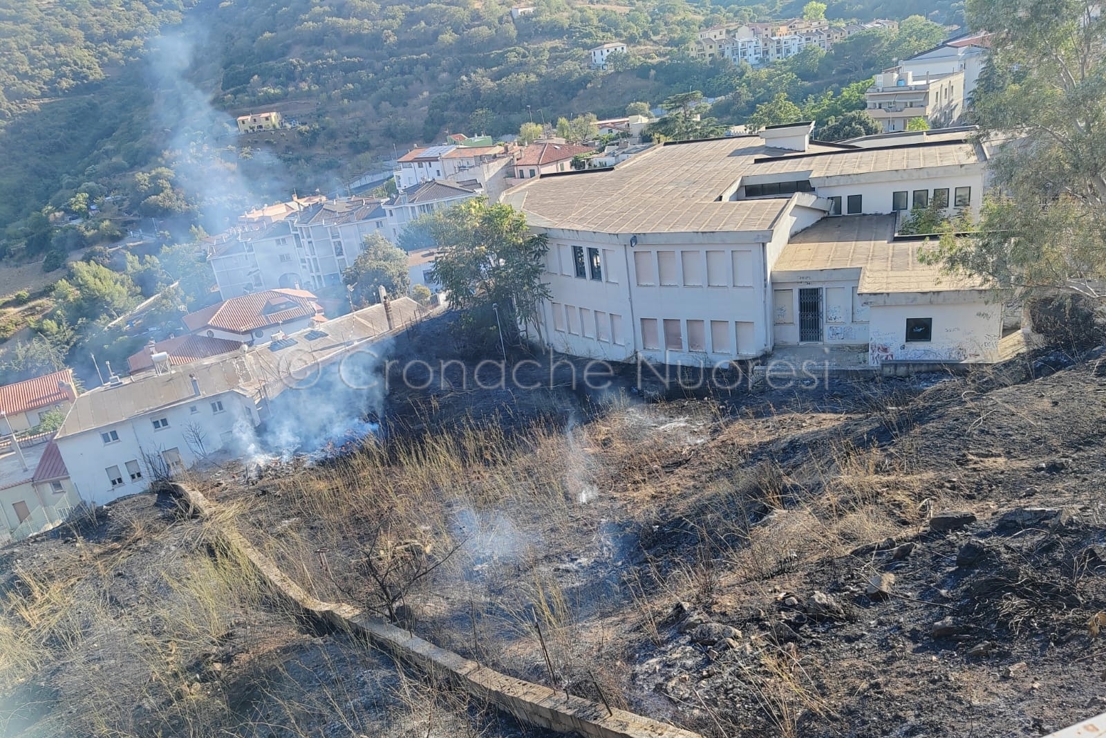 Ancora fuoco a Nuoro. Incendio nel pomeriggio: quattro famiglie evacuate