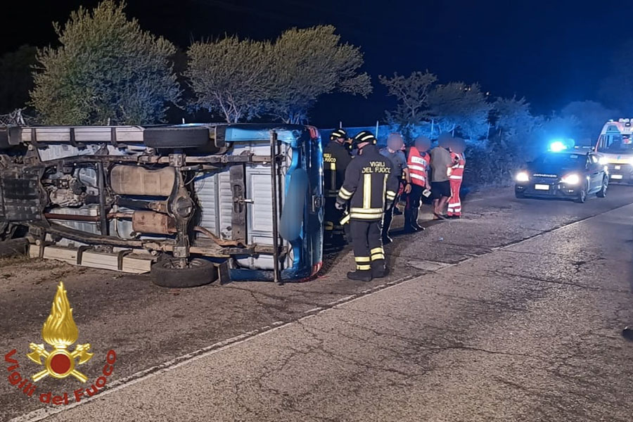 Esce di strada, sbatte su un muretto a secco e si ribalta con il pick-up