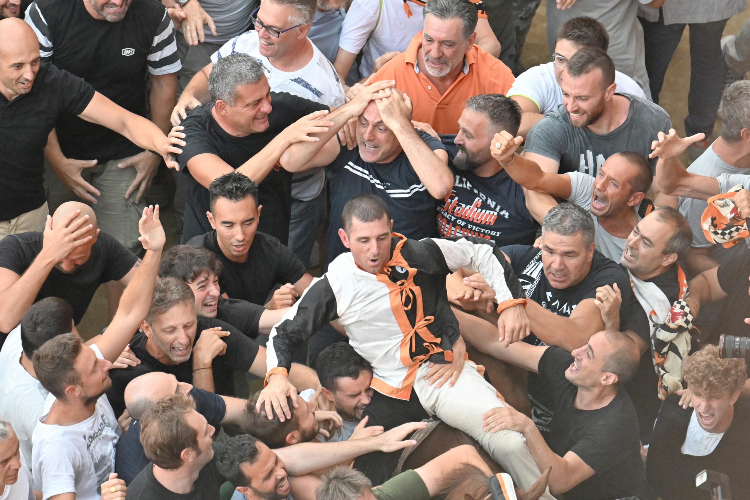 Dino Pes (Velluto) di Silanus trionfa al Palio di Siena