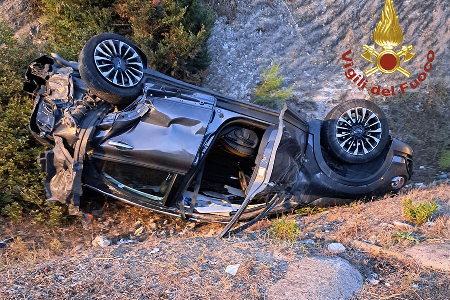 Due auto si tamponano: una finisce contro  il guard rail e l’altra si ribalta