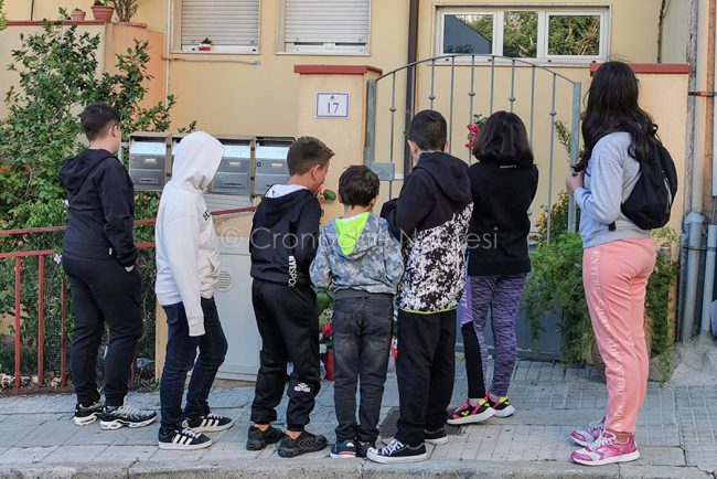 Bambini davanti alla casa degli orrori (foto S.Novellu)