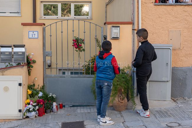 Bambini davanti alla casa dell'orrore (foto S.Novellu)