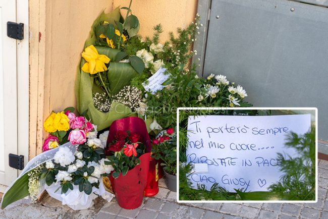 Fiori, lumini e messaggi davanti alla casa degli orrori (foto S.Novellu)