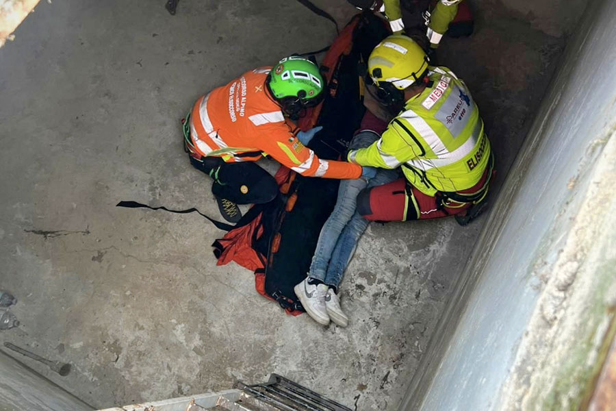 Volo di 4 metri dentro una cisterna durante la manutenzione: trauma cranico per un 25enne