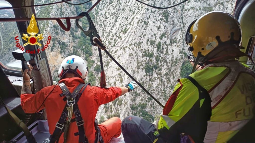 Si perdono alle Piscine di Venere: coppia di turisti recuperata con l’elicottero