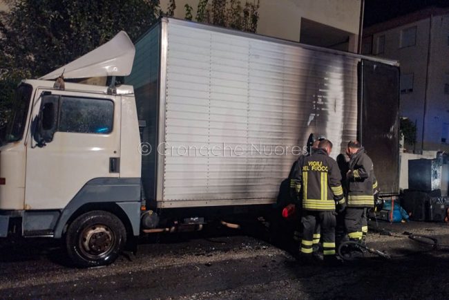 Il camion dato alle fiamme in via Lucio Apuleio