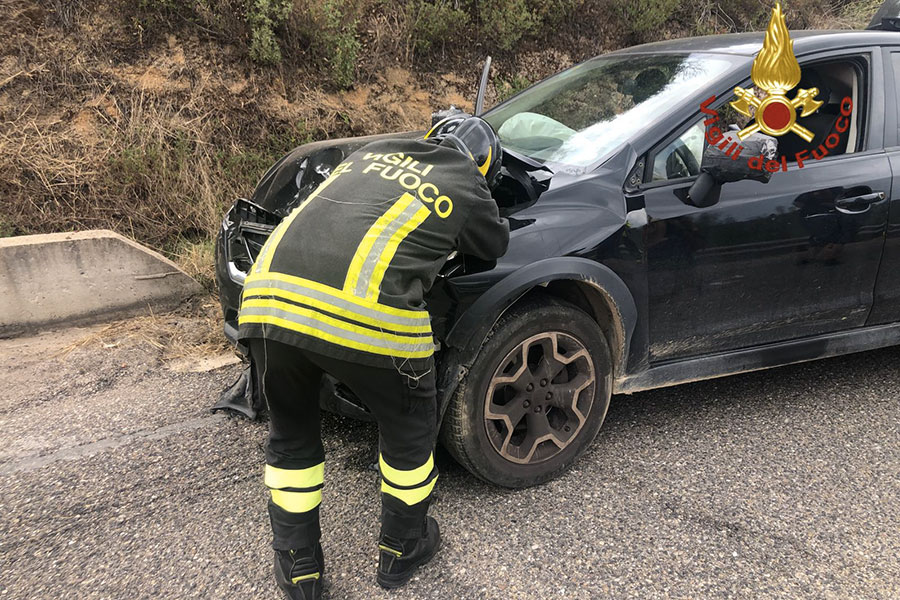 Frontale alle porte di Orgosolo intervengono i vigili  del Fuoco per estrarre i feriti incastrati nelle auto