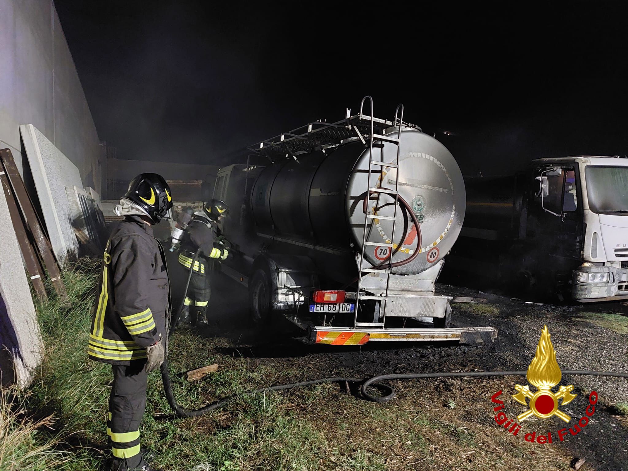 Due autobotti andate a fuoco a Siniscola: indagini in corso