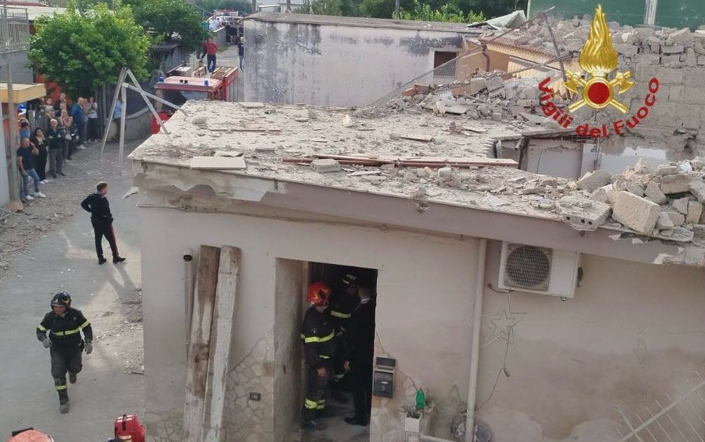 Un’esplosione di gas e crolla una palazzina nel Napoletano: morti due bimbi, mamma e nonna