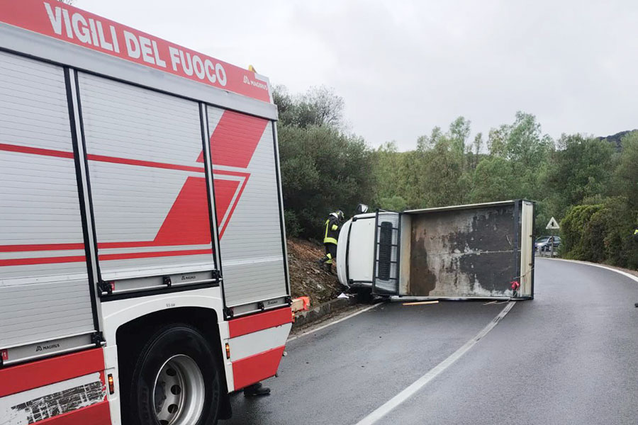 Siniscola. Camion si ribalta a Santa Lucia: illeso il conducente