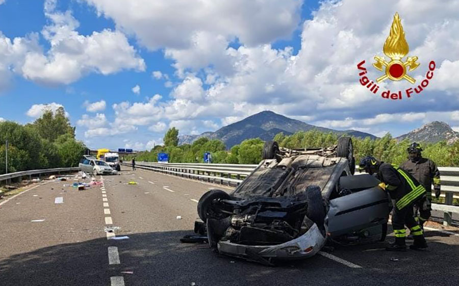 Travolto da un’auto mentre sostituisce uno pneumatico forato: quattro feriti in codice rosso