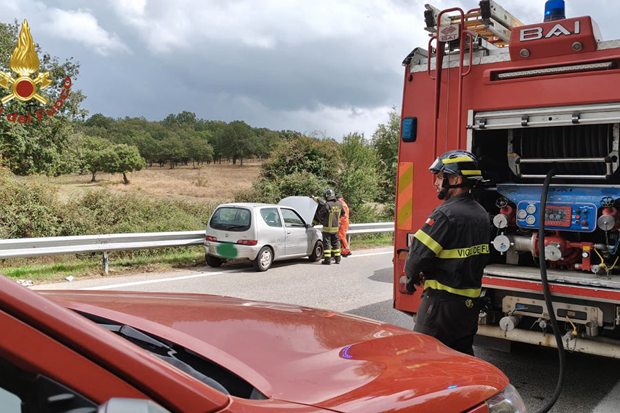 Nuoro. Sbanda con l’auto e finisce contro il guardrail: conducente e passeggero finiscono al San Francesco