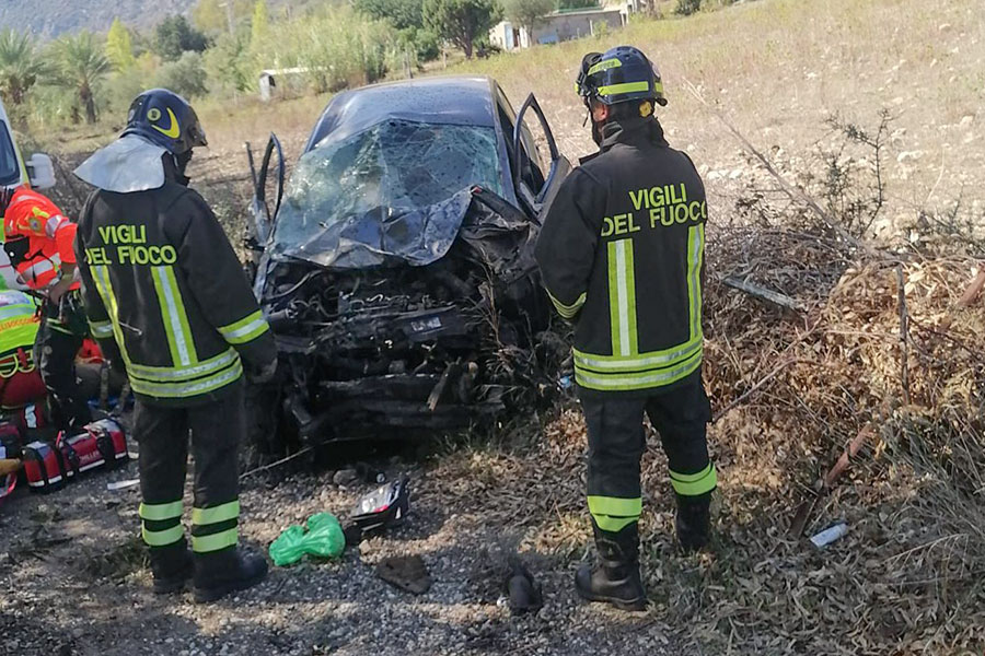 Perde il controllo dell’auto, sfonda il guard rail e finisce in cunetta: ferita una donna