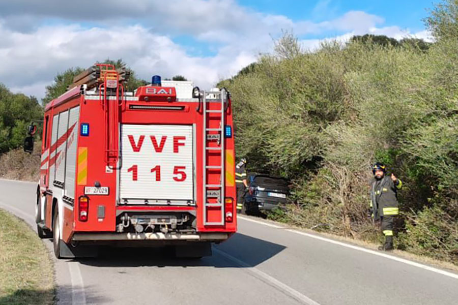 Perdono il controllo dell’auto e escono di strada: due feriti al San Francesco di Nuoro