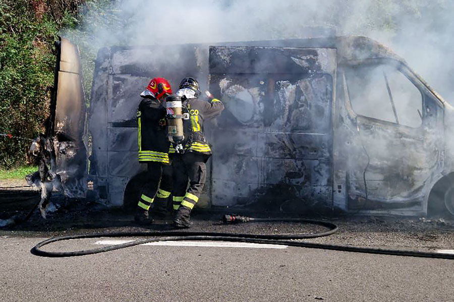 Furgone a fuoco durante la marcia: illeso il conducente