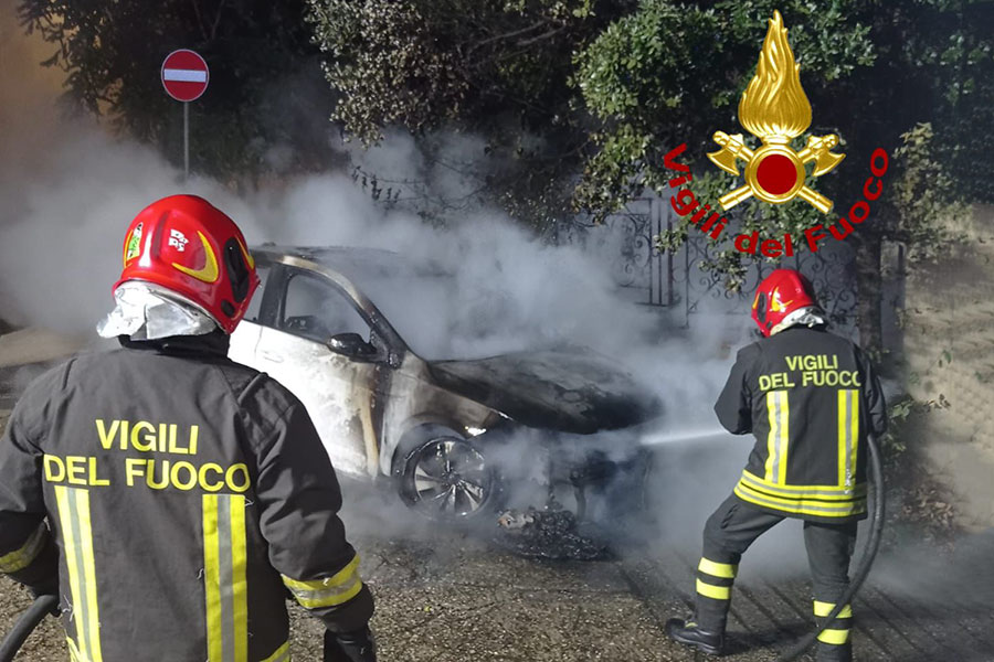 Dorgali. Auto distrutta dalle fiamme nella notte: indagini in corso