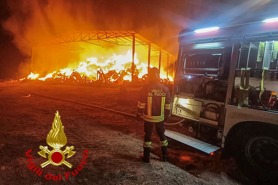 Orani. Distrutti dal fuoco fienile con oltre 1000 rotoballe di fieno e due mezzi agricoli