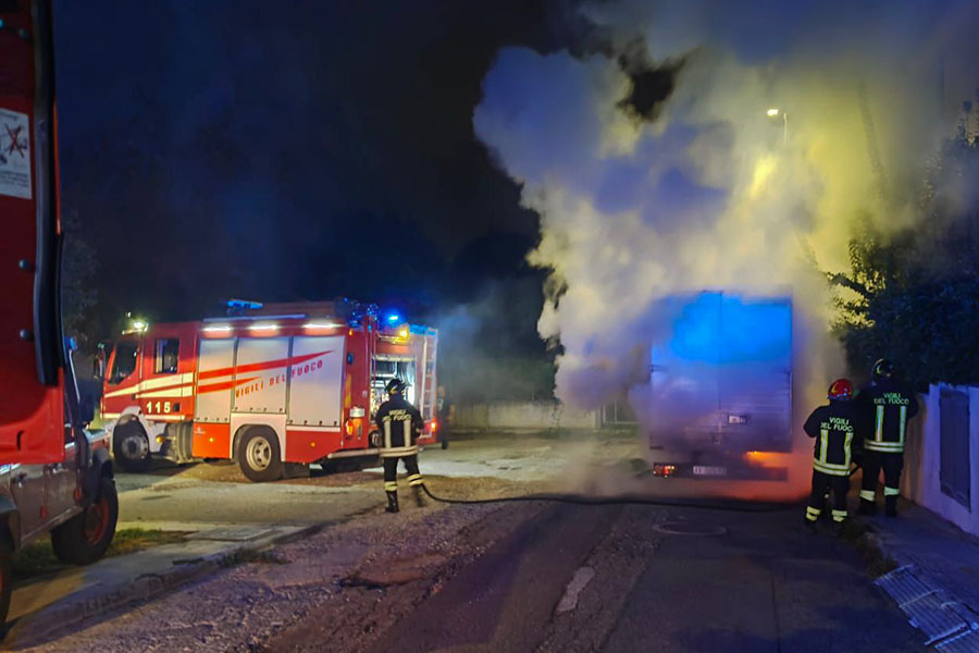 Attentato incendiario a Nuoro. Bruciato camion e attrezzatura per serate. Il proprietario: “Mi hanno rovinato”