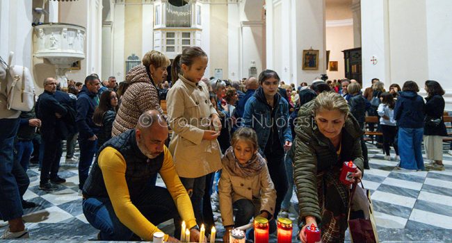 Lumini per le vittime in Cattedrale (foto S.Novellu)