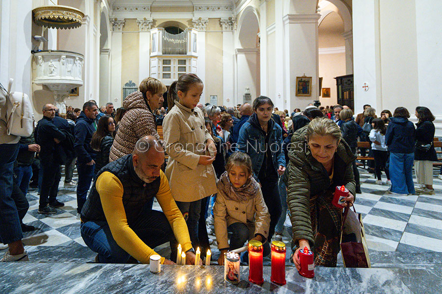 Nuoro. 15mila persone hanno salutato silenziosamente le vittime della strage familiare – VIDEO