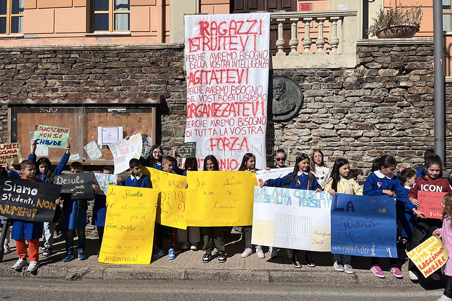 Desulo scende in piazza contro la soppressione della prima classe dell’Alberghiero – VIDEO