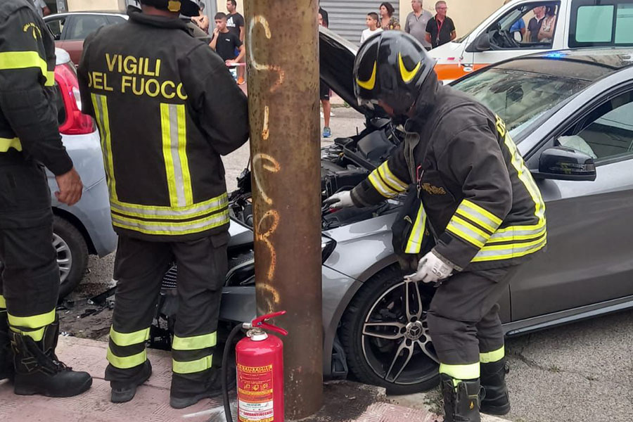 Violento scontro tra due auto nel centro di Macomer: 5 feriti, uno in codice rosso