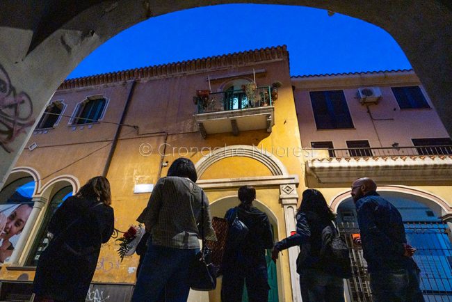 Una preghiera davanti alla casa di famiglia (foto S.Novellu)