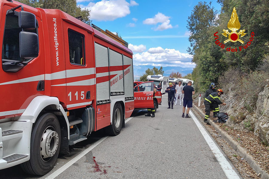 Dorgali. Si scontra contro due camper e un fuoristrada: grave una motociclista