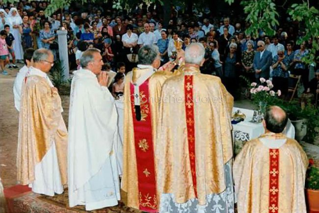 Don Floris (in bianco) durante la messa solenne a Valverde