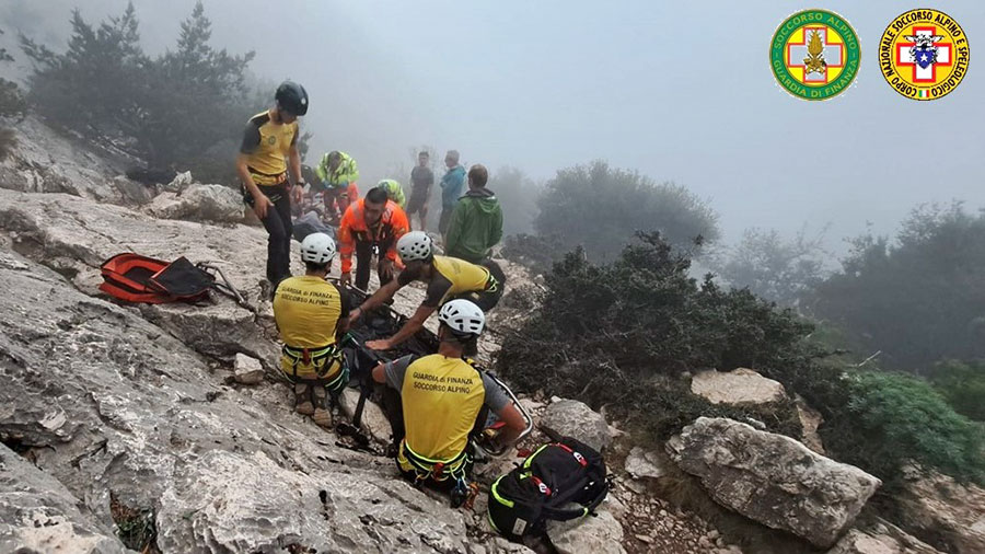 Escursionista si infortuna nelle falesie vicino a Cala Gonone: la nebbia complica i soccorsi