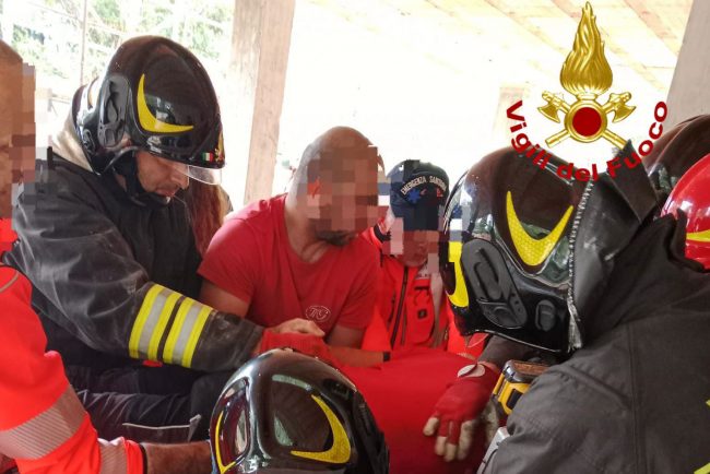 L'intervento di soccorso all'operaio ferito