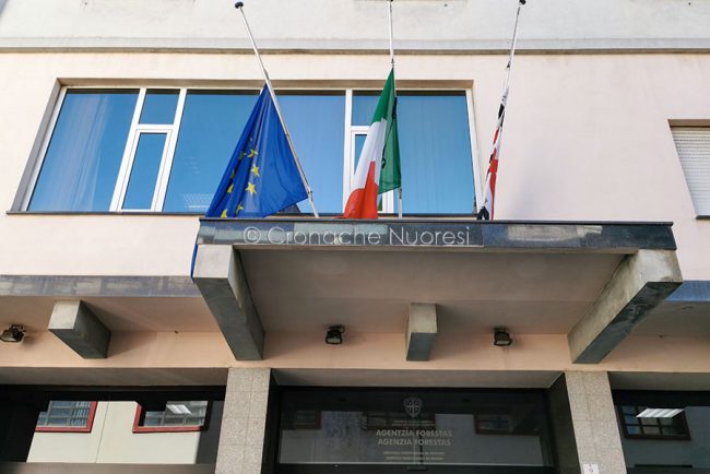 Lutto cittadino, bandiere a mezz'asta in Comune (foto S.Novellu)