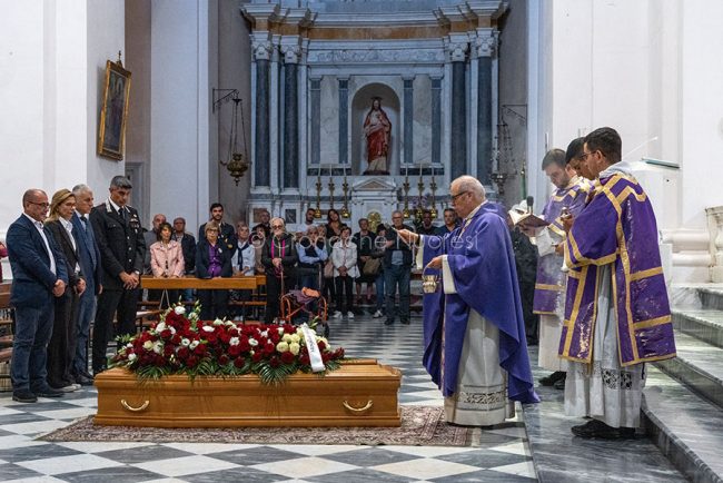 Strage a Nuoro, benedizione della salma di Paolo Sanna (foto S.Novellu)