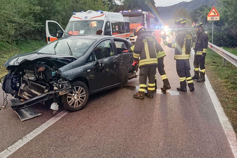 Pauroso incidente sull’Orientale Sarda: tre veicoli coinvolti e quattro feriti