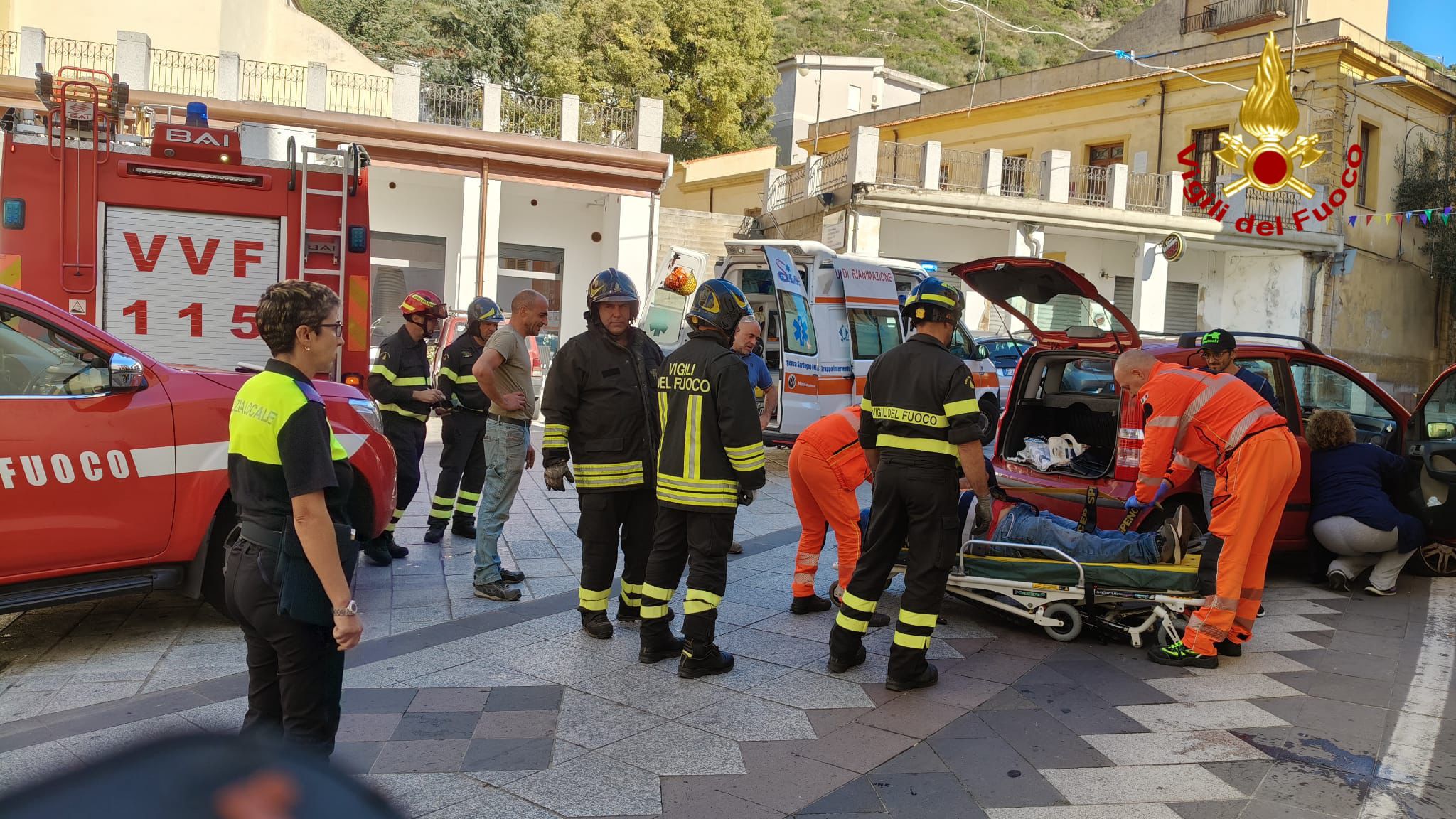 Perde il controllo della Panda, si schianta contro un pilastro e finisce in ospedale