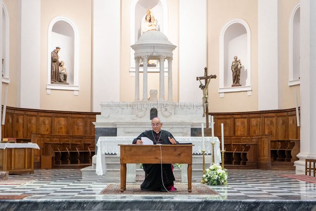 Il presbiterio della cattedrale alle dimissioni di mons. Marcia nel 2019 (foto S.Novellu)