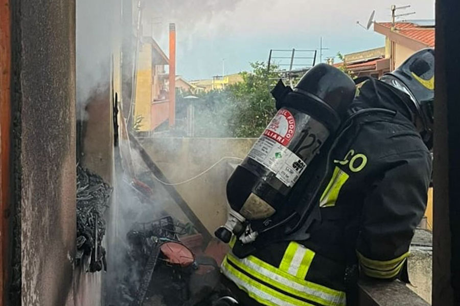 Momenti di terrore nella notte: famiglia intrappolata in casa tra le fiamme e 80enne intossicato