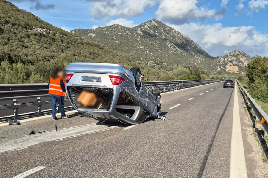 Paura sulla per un incidente sulla 131 DCN: carro funebre si ribalta a Monte Pizzinnu. Strada chiusa al traffico