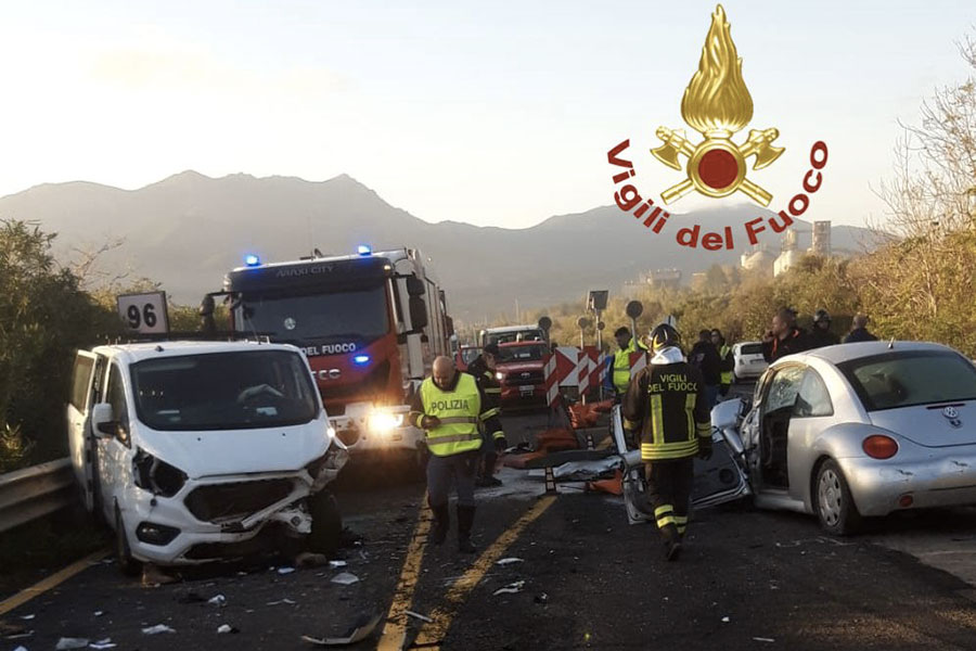 Tragedia sfiorata nei pressi di un cantiere sulla 131 DCN: 4 feriti di cui 3 gravi